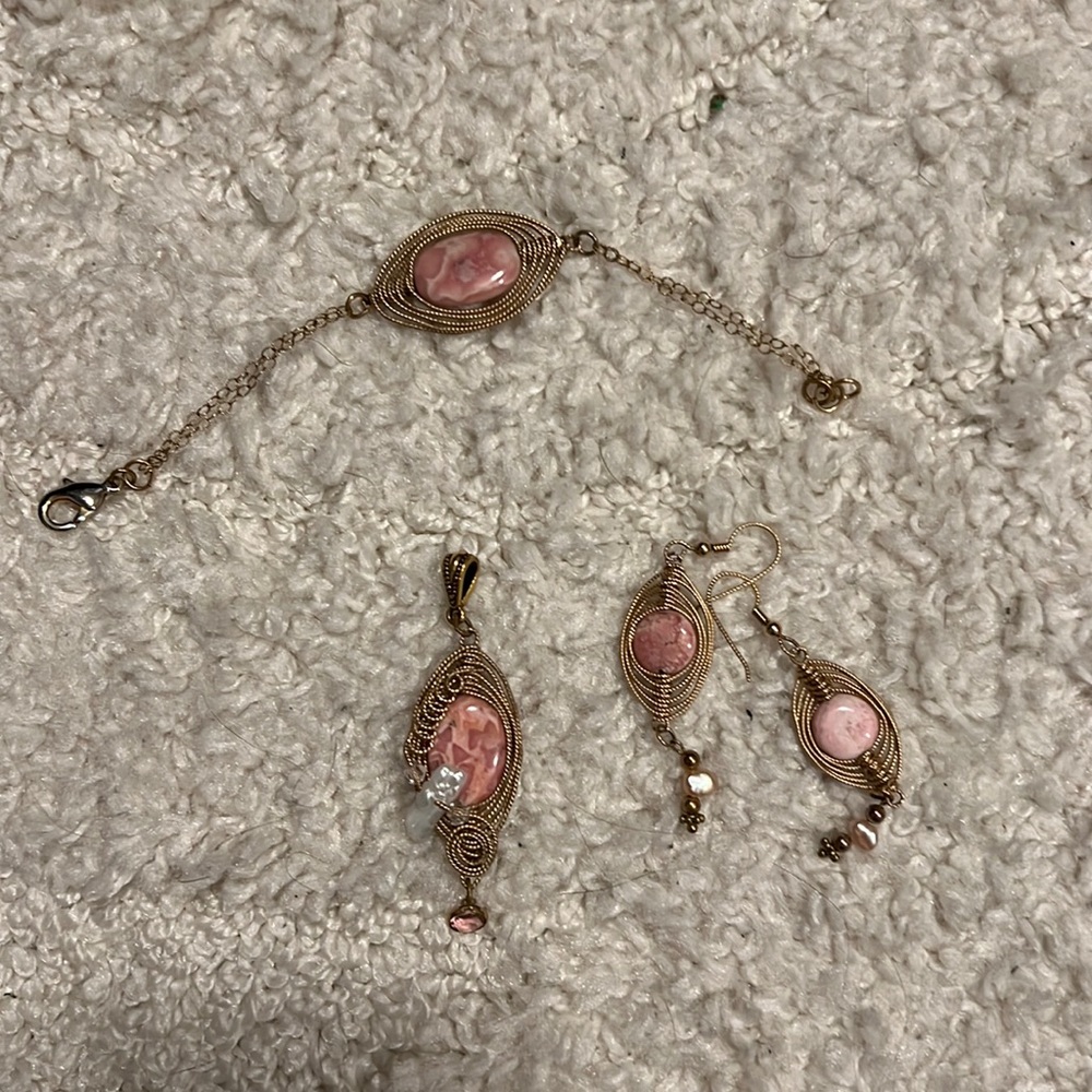 Pink stone jewelry set of pendant, earrings and bracelet